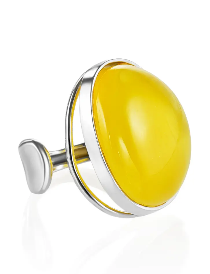 картинка Серебряное кольцо с крупной вставкой из цельного медового янтаря «Глянец» в онлайн магазине