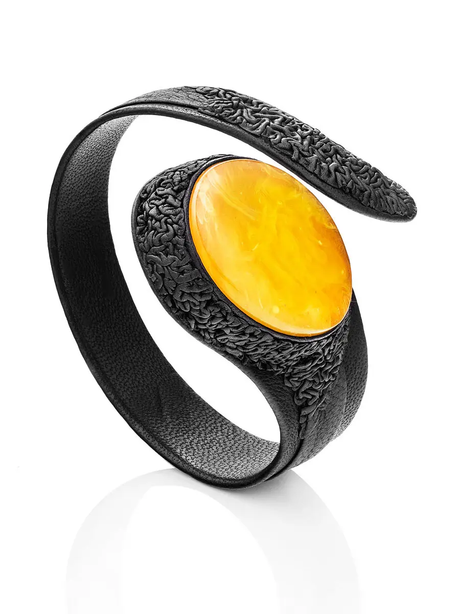 картинка Эффектный браслет из натуральной кожи «Змейка» с янтарной вставкой медового цвета в онлайн магазине