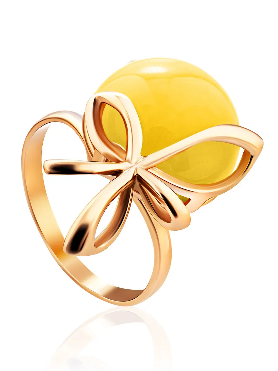 картинка Яркое кольцо из серебра с позолотой и натурального медового янтаря «Черри» в онлайн магазине