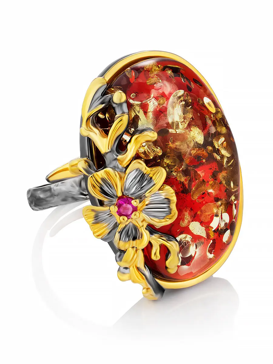 картинка Восхитительное кольцо из серебра с позолотой, украшенное натуральным янтарём и фианитом «Версаль» в онлайн магазине