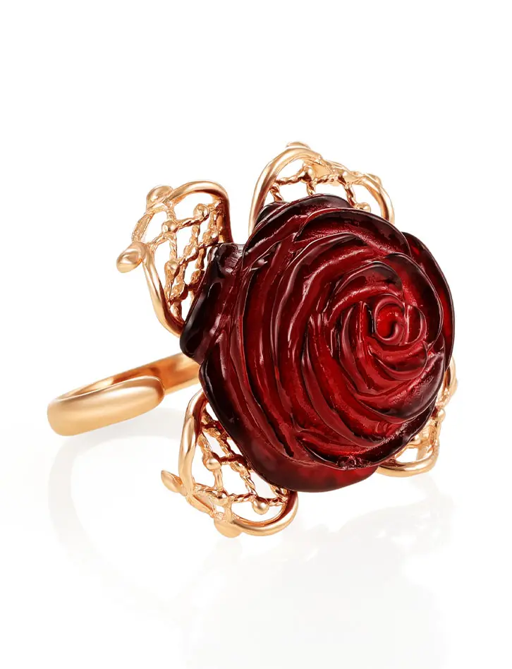 картинка Красивое резное кольцо из натурального вишнёвого янтаря в позолоченном серебре «Версаль» в онлайн магазине