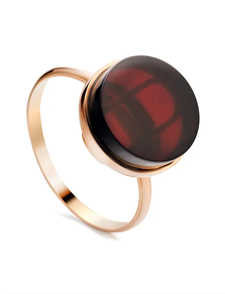 картинка Стильное золотое кольцо с натуральным вишнёвым янтарём «Фурор» в онлайн магазине