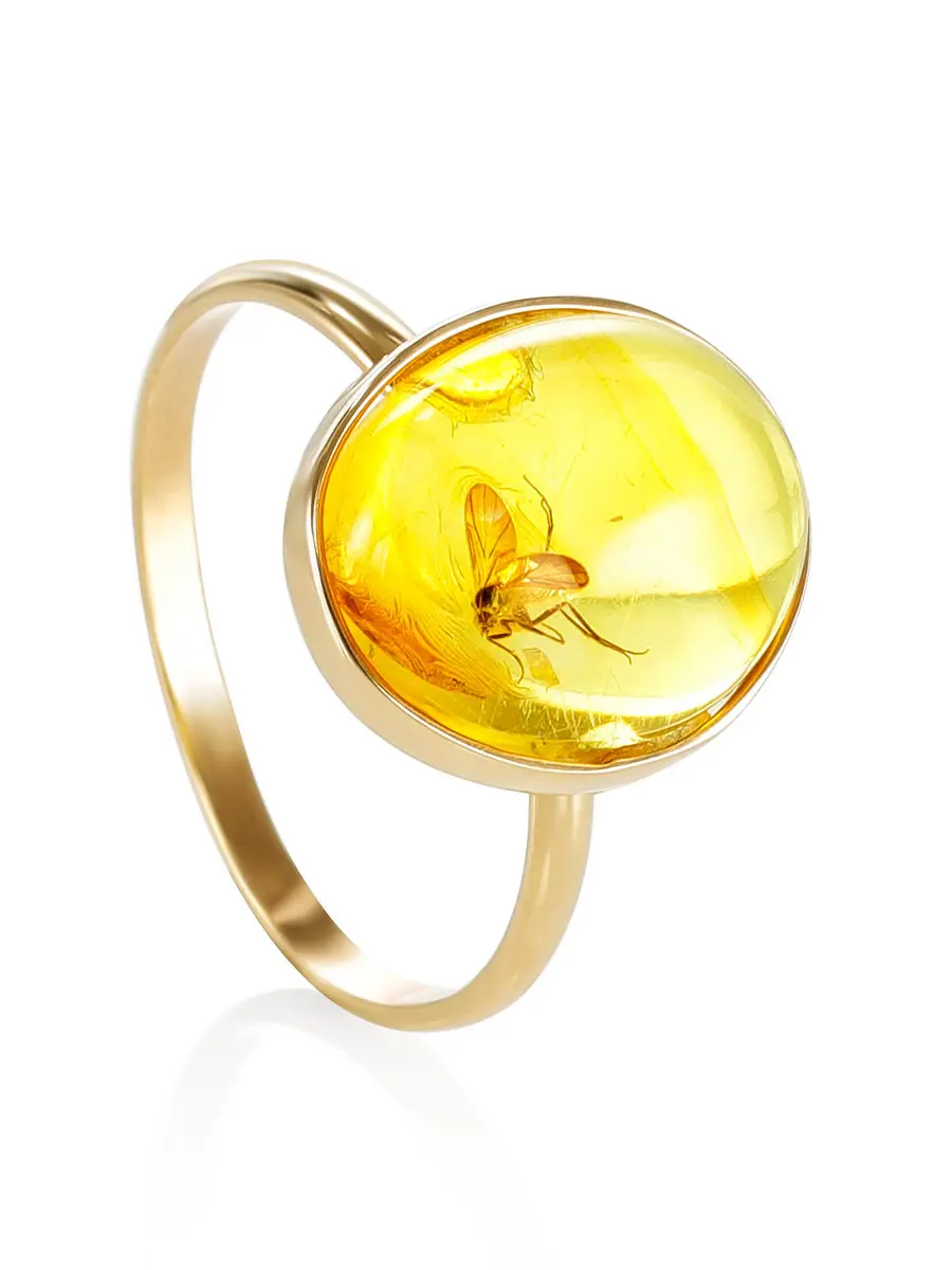 картинка Нежное золотое кольцо, украшенное вставкой из янтаря с инклюзом насекомого «Клио» в онлайн магазине