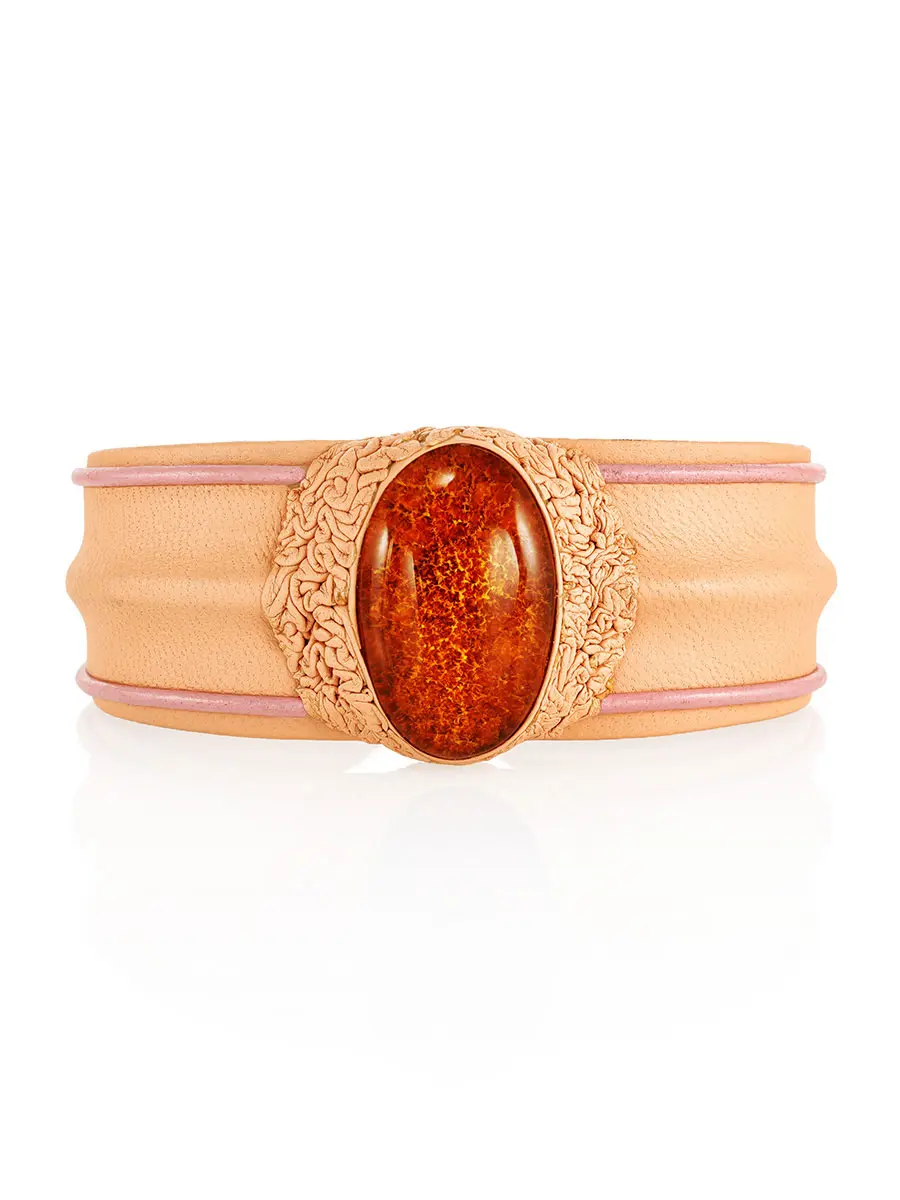 картинка Красивый браслет «Нефертити» из кожи персикового цвета, украшенный янтарём в онлайн магазине