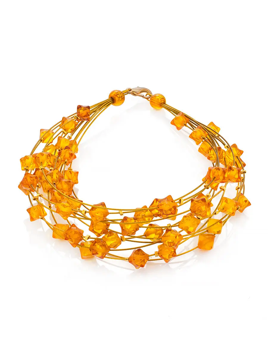 картинка Изящный легкий браслет на струнах с золотисто-лимонным янтарем «Росинки ёжики» в онлайн магазине