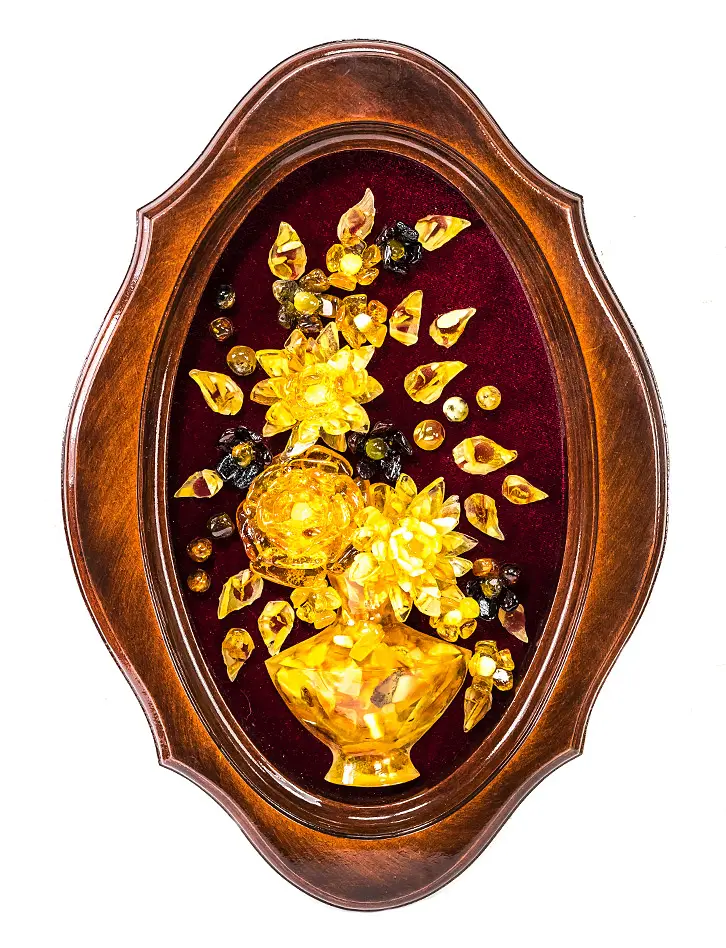 картинка Яркое панно из натурального янтаря на вишнёвом бархате «Букет в вазе» 31 х 22 см в онлайн магазине
