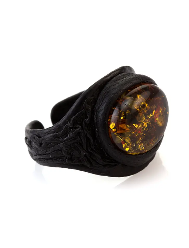 картинка Кожаное кольцо с овальной вставкой из натурального искрящегося балтийского янтаря «Нефертити» в онлайн магазине