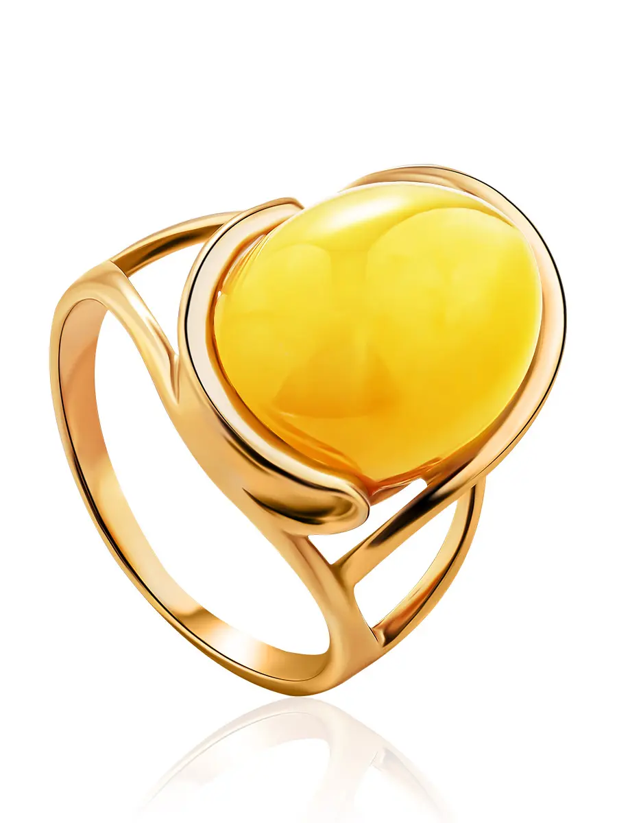 картинка Стильное яркое кольцо с натуральным медовым янтарём в золочённом серебре «Штраус» в онлайн магазине
