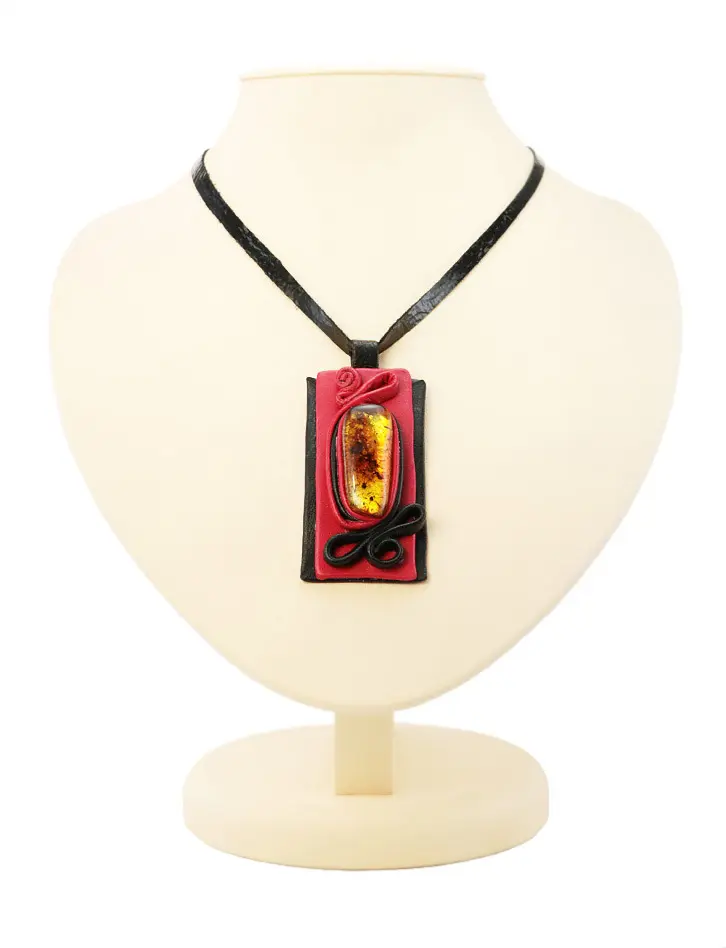картинка Подвеска из прозрачного золотистого янтаря в коже красного и черного цветов на кожаном шнурке «Амазонка» в онлайн магазине
