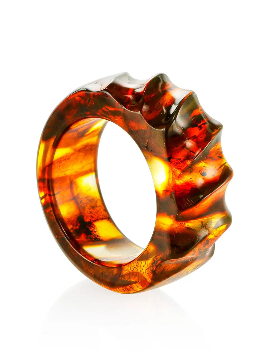 картинка Эффектное кольцо с резьбой из натурального формованного янтаря «Везувий» в онлайн магазине