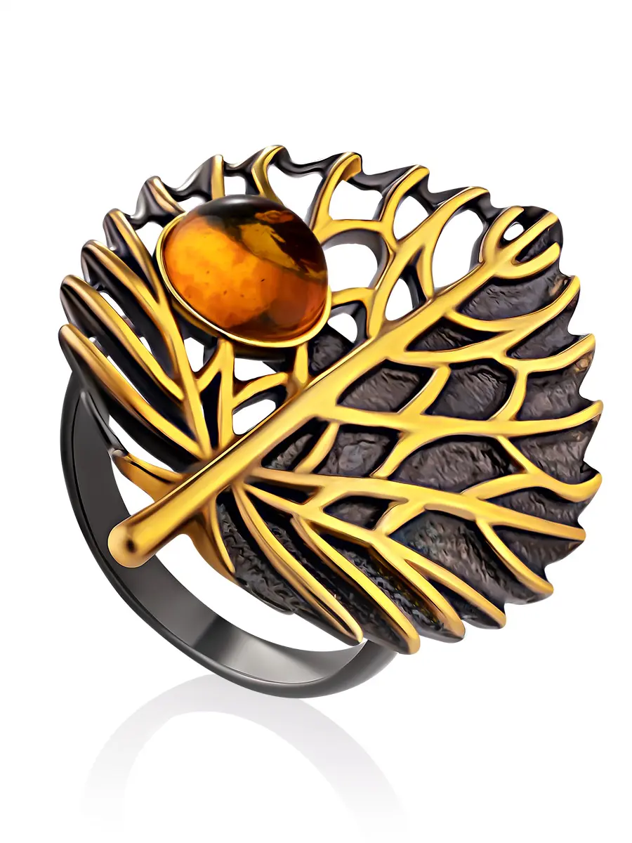 картинка Эффектное кольцо из черненого серебра с позолотой, украшенное янтарём «Листочек» в онлайн магазине