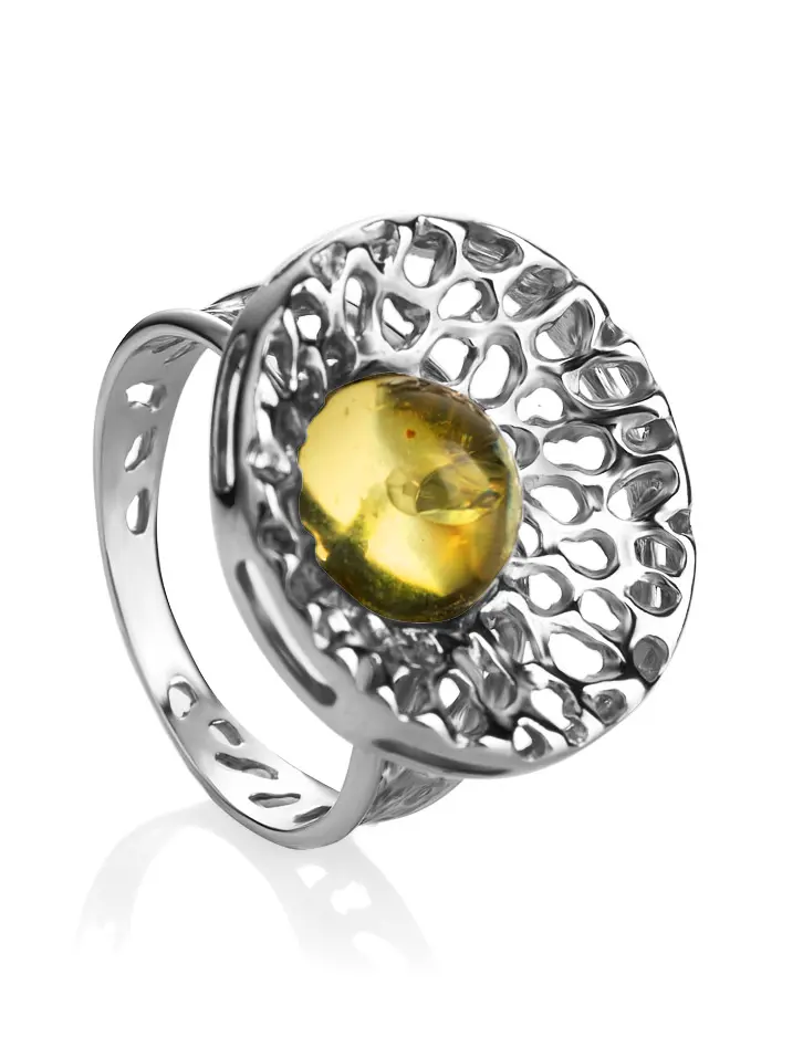 картинка Роскошное кольцо из ажурного серебра с круглой янтарной вставкой лимонного цвета «Венера» в онлайн магазине