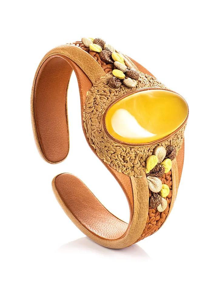 картинка Эффектный браслет из светлой кожи с натуральным медовым янтарём «Нефертити» в онлайн магазине