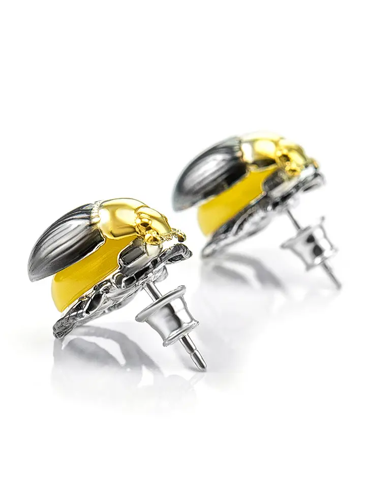 картинка Эффектные серебряные серьги-гвоздики с натуральным медовым янтарём «Скарабей» в онлайн магазине
