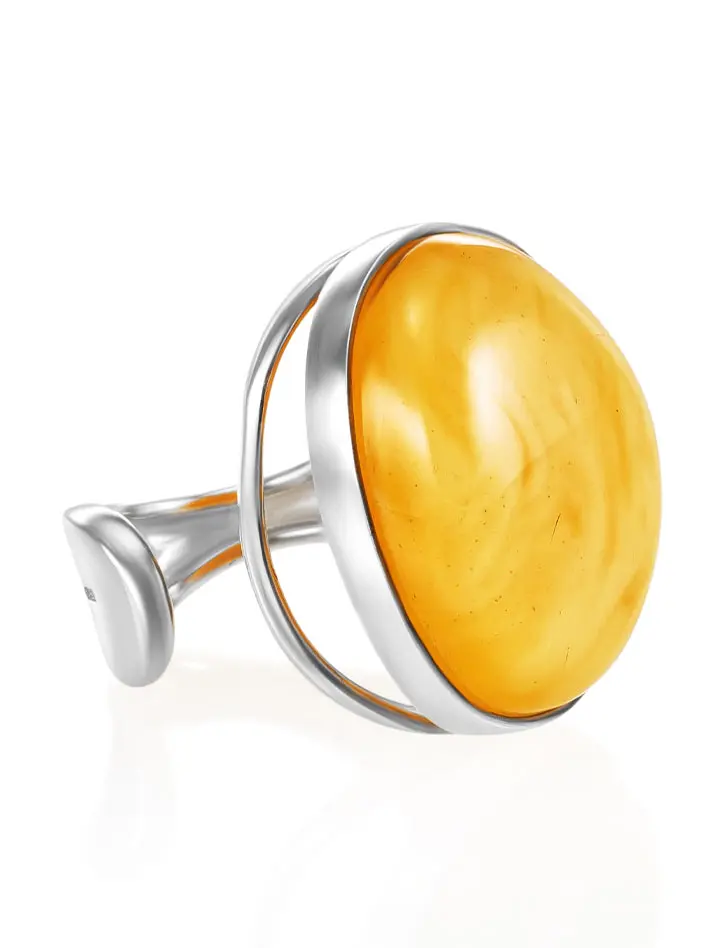 картинка Крупное кольцо из серебра со вставкой из янтаря медового цвета «Глянец» в онлайн магазине