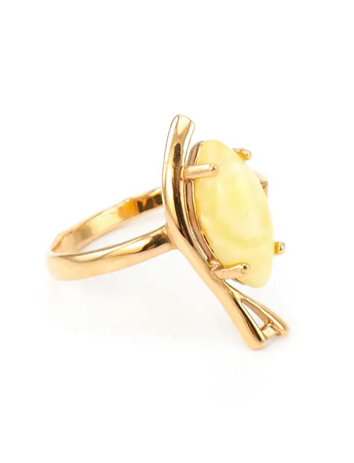 картинка Изящное золотое кольцо с вставкой из натурального белого пейзажного янтаря «Ирис» в онлайн магазине