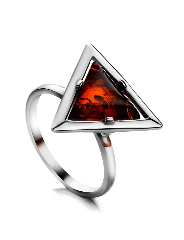 картинка Стильное кольцо из серебра с натуральным янтарем красивого коньячного цвета «Пирамида» в онлайн магазине