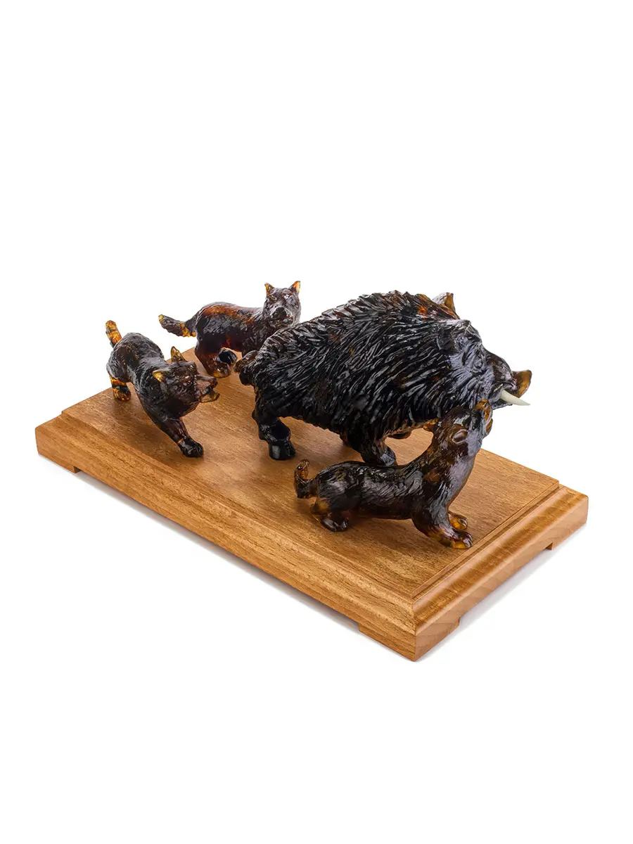 картинка Резной сувенир из янтаря «Охота на кабана» в онлайн магазине