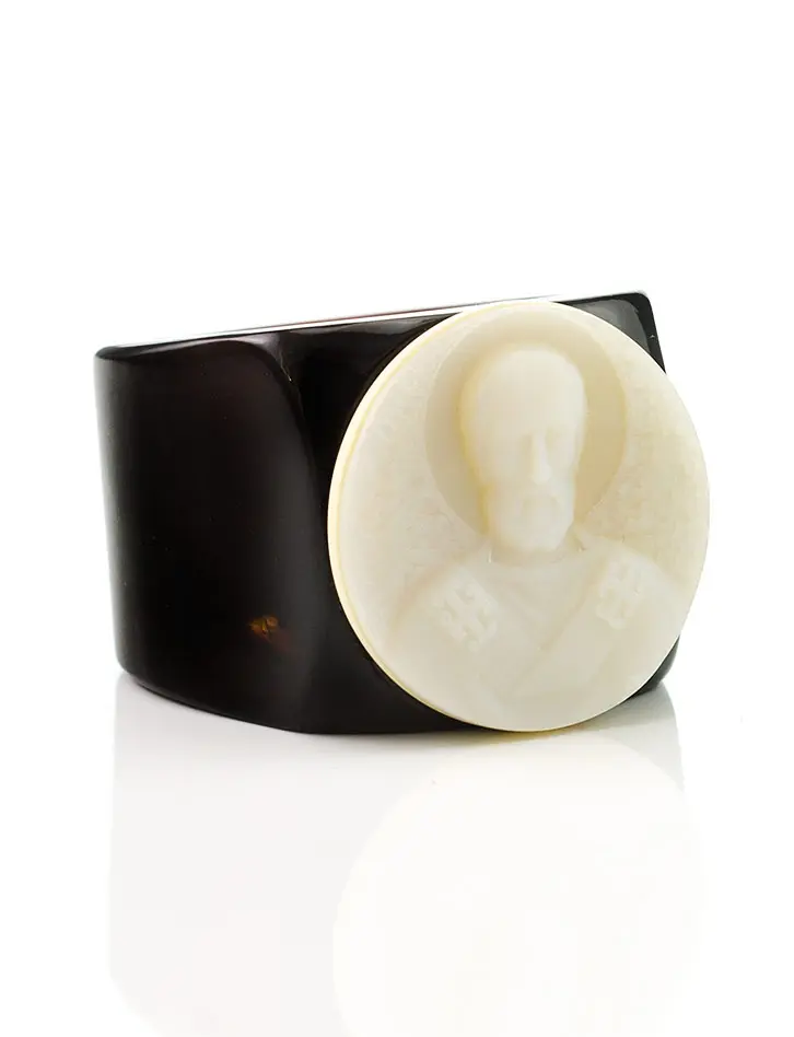 картинка Уникальный перстень из янтаря, украшенный перламутровой вставкой с резьбой «Николай Чудотворец» в онлайн магазине