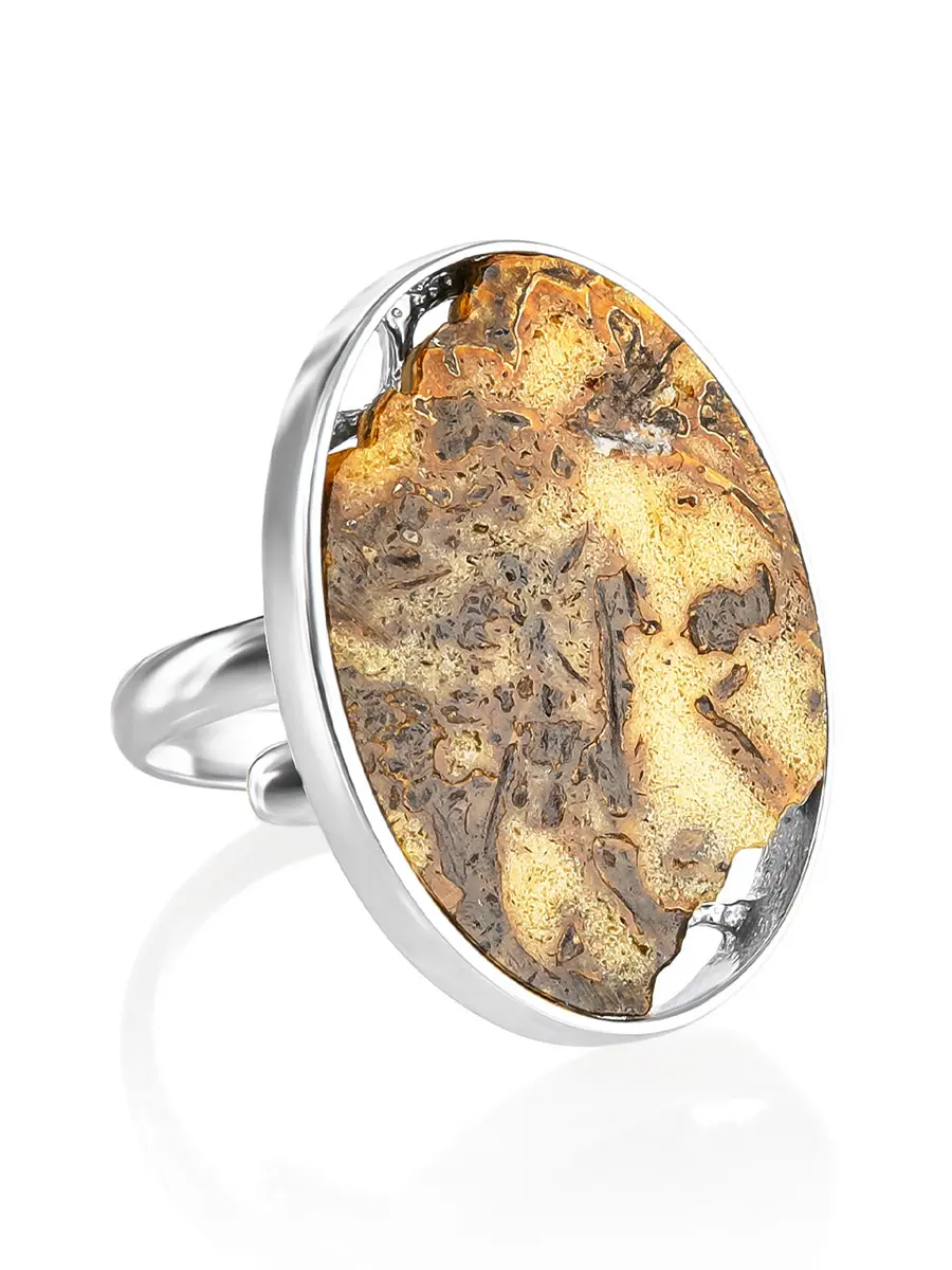картинка Овальное кольцо «Модерн» с вставкой живописного пейзажного янтаря в онлайн магазине