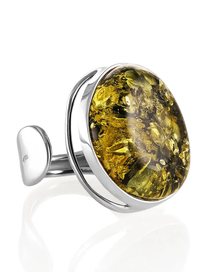 картинка Стильное объёмное кольцо из серебра с натуральным искрящимся янтарём «Глянец» в онлайн магазине