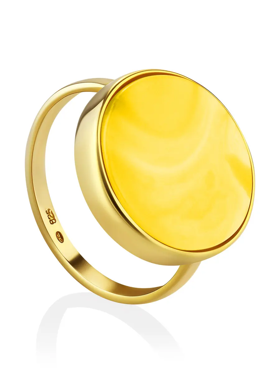картинка Эффектное кольцо, украшенное живописным медовым янтарём «Бенефис» в онлайн магазине