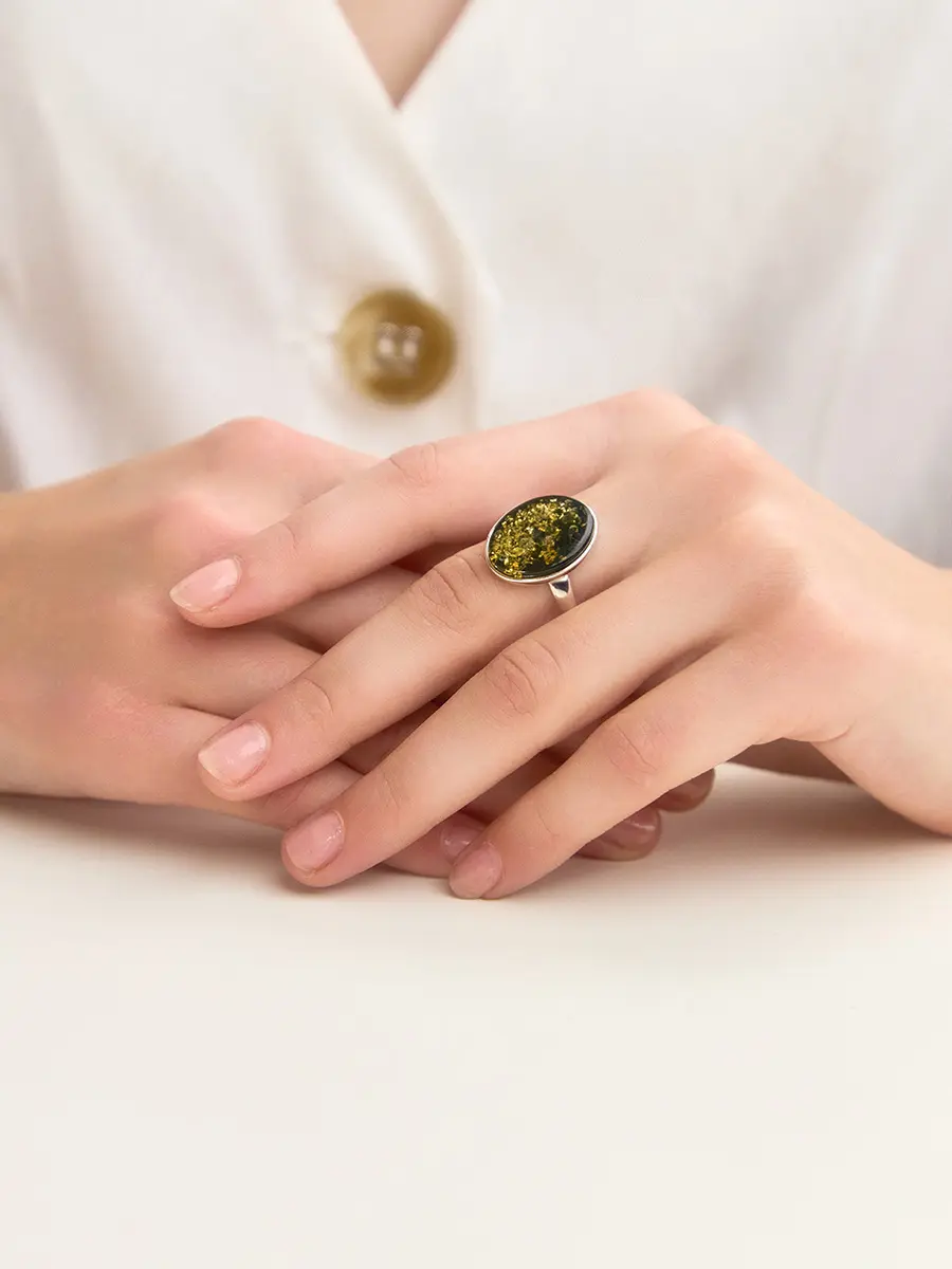 картинка Элегантное овальное кольцо с плоской янтарной вставкой «Бенефис» в онлайн магазине