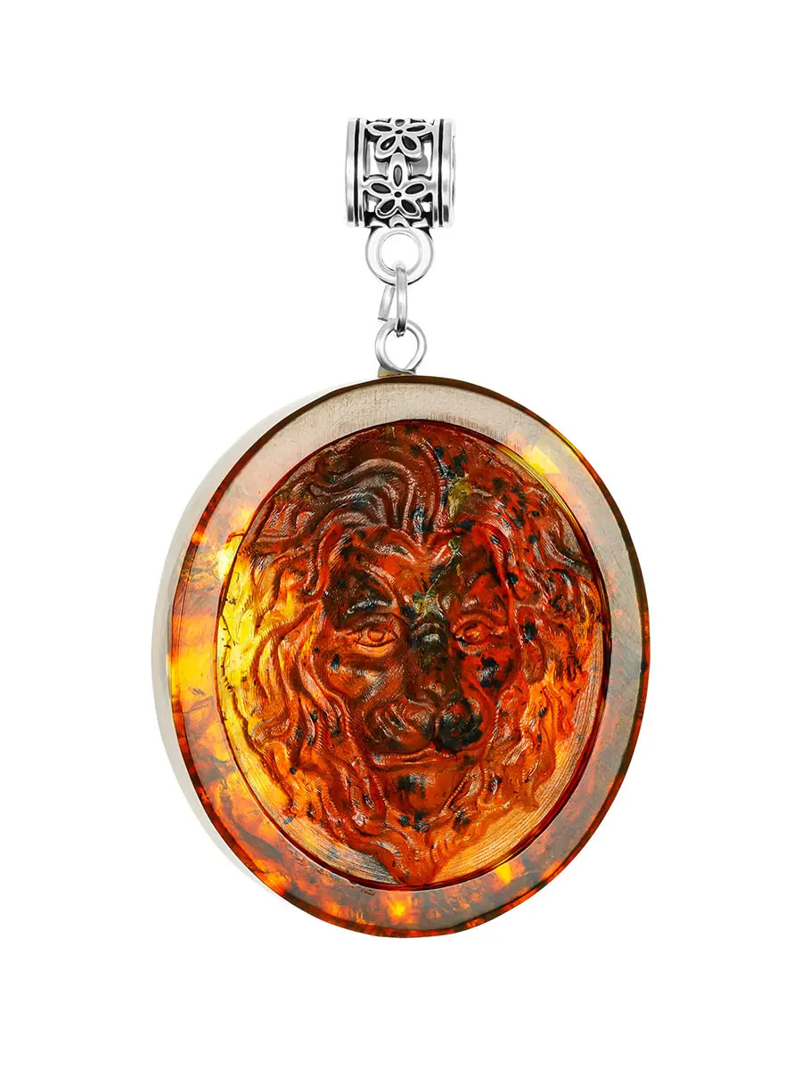 картинка Крупный кулон из формованного янтаря с резьбой «Лев» в онлайн магазине