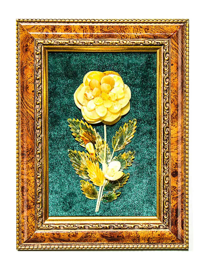 картинка Маленькое панно из натурального янтаря на бархате «Роза» в онлайн магазине