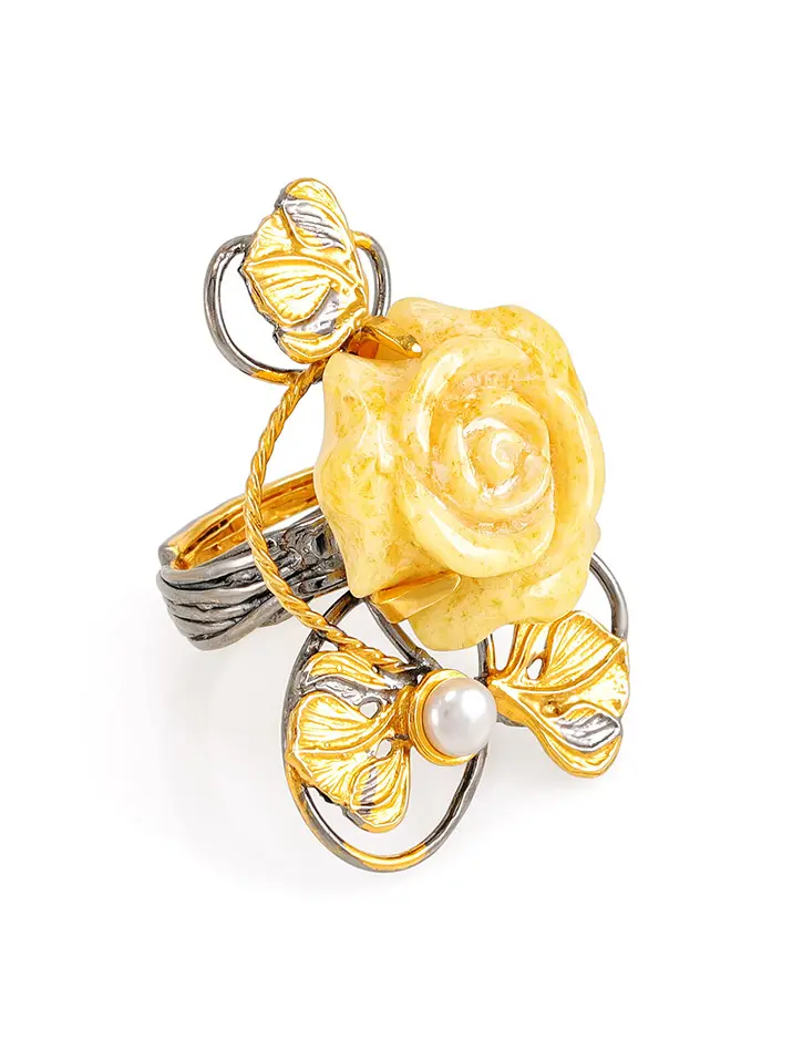 картинка Удивительное кольцо из янтаря, золоченного серебра и жемчуга «Версаль. Роза» в онлайн магазине
