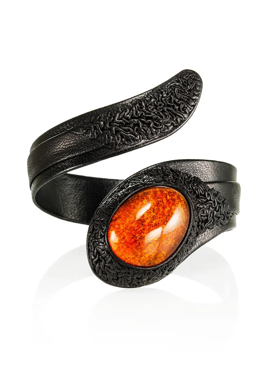 картинка Изогнутый браслет «Змейка» из натуральной кожи с крупным янтарем в онлайн магазине