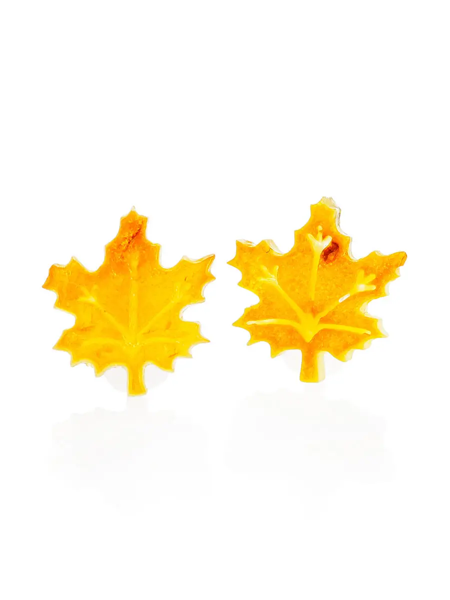 картинка Изящные маленькие серьги из янтаря на замочках-гвоздиках «Кленовый листочек» в онлайн магазине