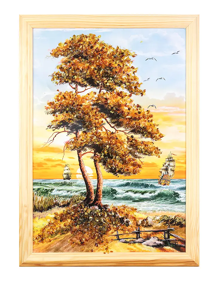 картинка Эффектный морской пейзаж, украшенный натуральным янтарём «Сосна на морском берегу» 32 (В) х 23 (Ш)  в онлайн магазине
