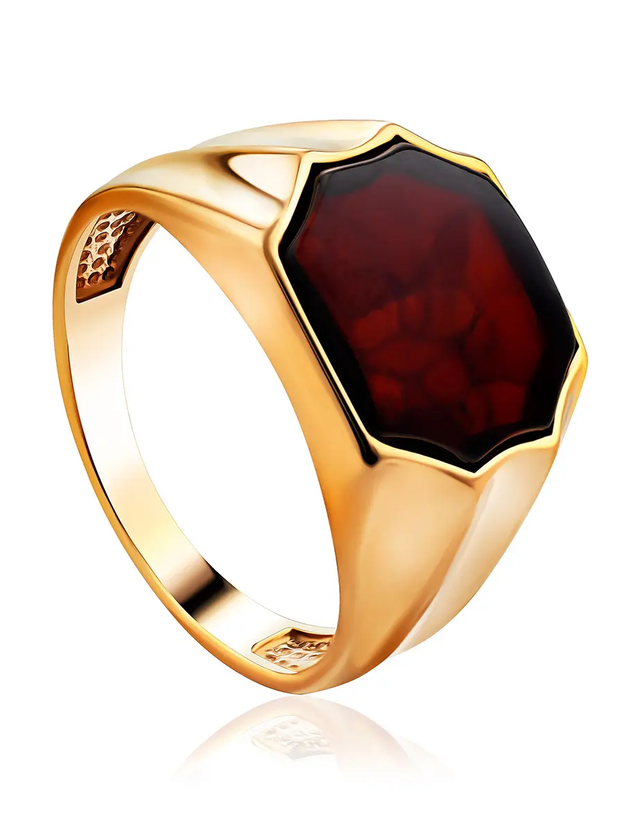 картинка Мужской перстень из позолоченного серебра и янтаря вишнёвого цвета «Бельканто» в онлайн магазине