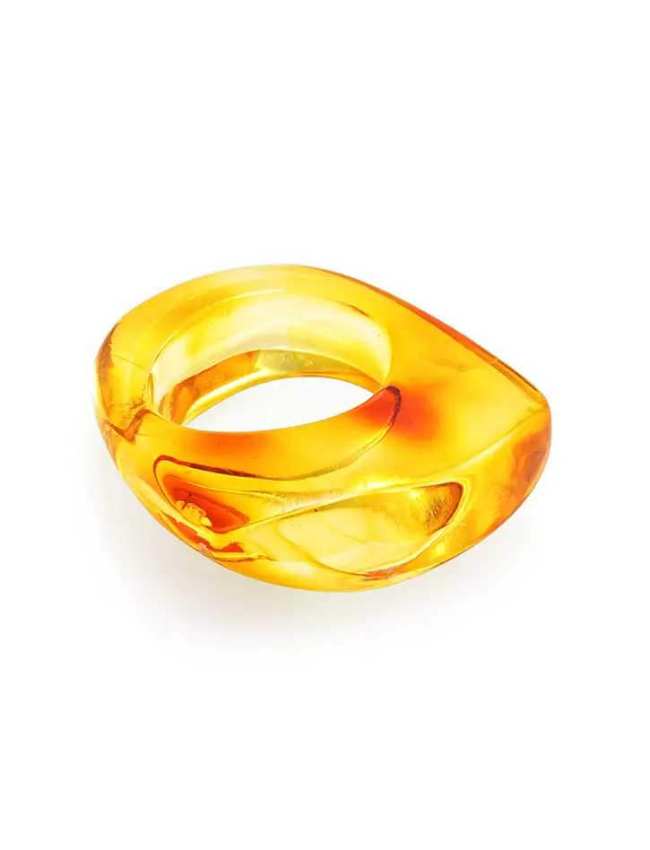 картинка Оригинальное кольцо «Фаэтон» из цельного янтаря с красивой текстурой в онлайн магазине