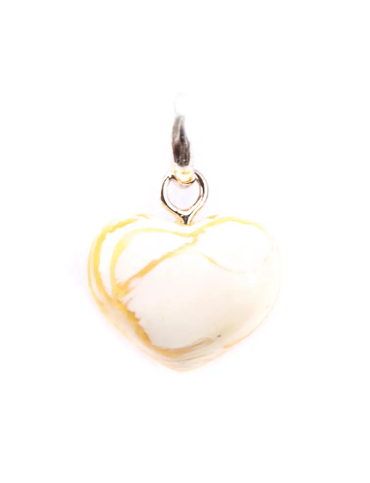 картинка Кулон из натурального молочно-белого янтаря «Сердце» с живописной текстурой в онлайн магазине