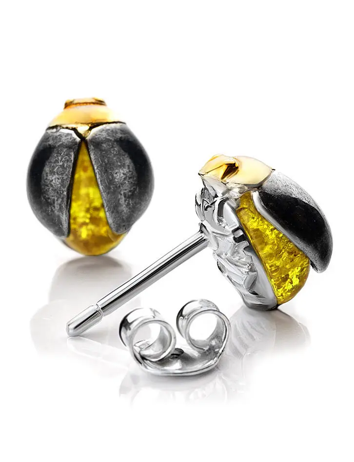 картинка Маленькие серьги-гвоздики «Скарабей» с лимонным янтарём в онлайн магазине