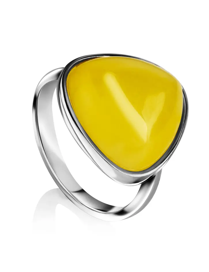 картинка Стильное кольцо с натуральным цельным янтарём медового цвета «Дельта» в онлайн магазине