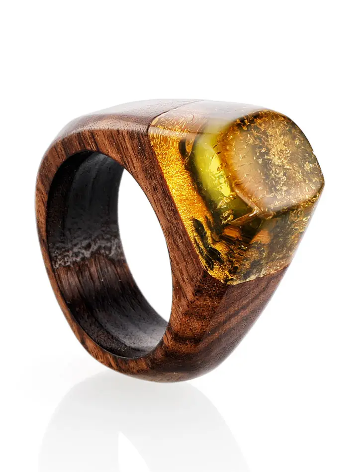 картинка Стильное кольцо из древесины палисандра и янтаря «Индонезия» в онлайн магазине