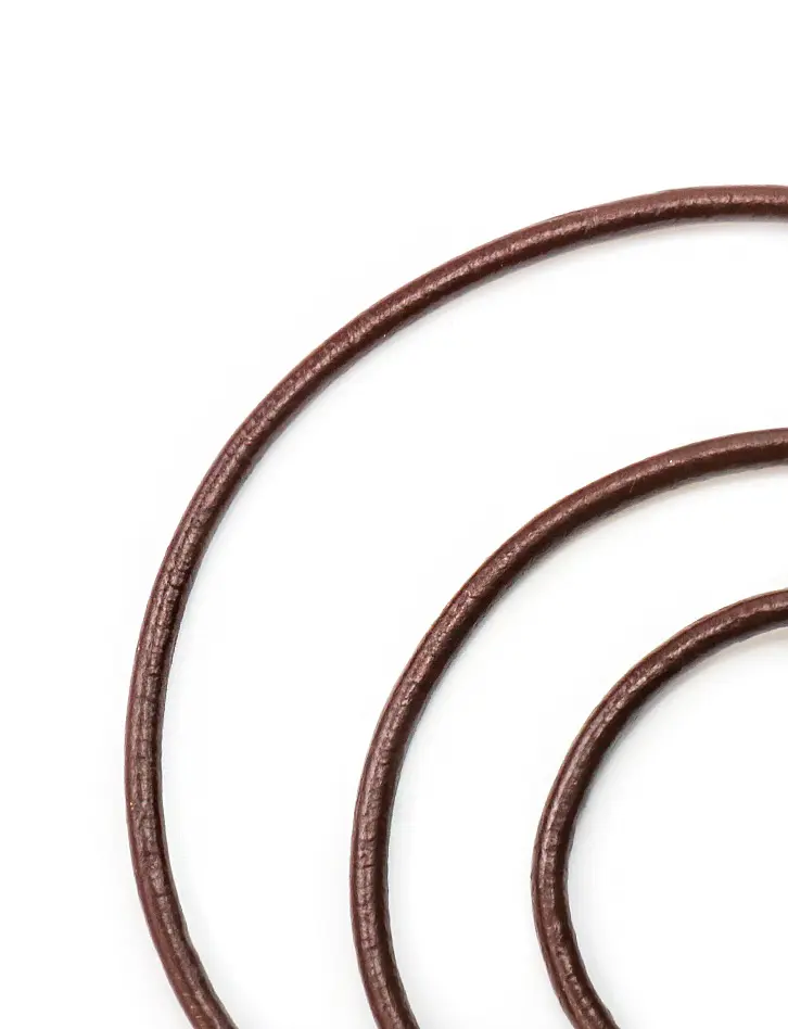 картинка Кожаный коричневый шнурок на застежке-карабине в онлайн магазине