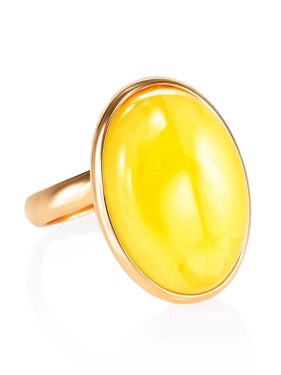 картинка Элегантное овальное кольцо из позолоченного серебра и натурального медового янтаря в онлайн магазине