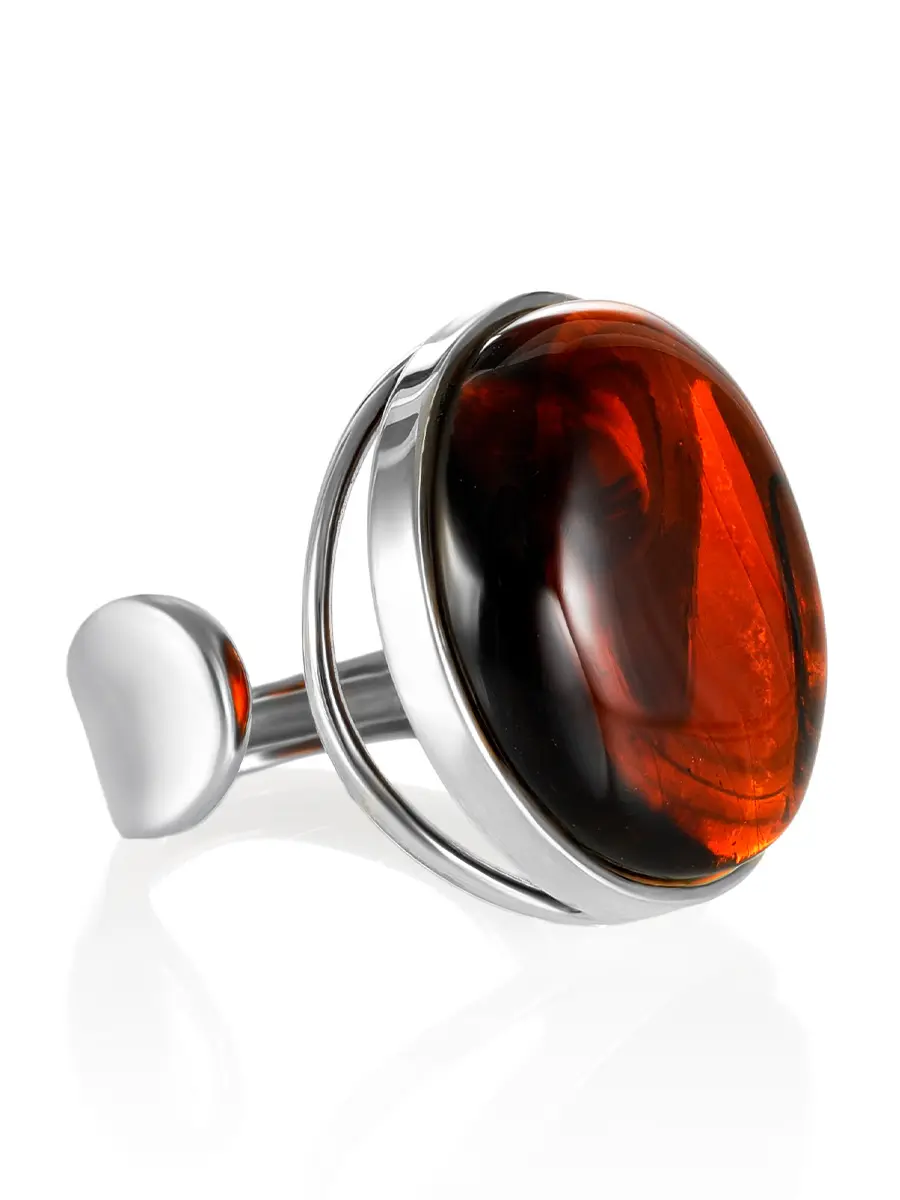 картинка Стильное серебряное кольцо со вставкой из натурального балтийского янтаря вишнёвого цвета «Глянец» в онлайн магазине
