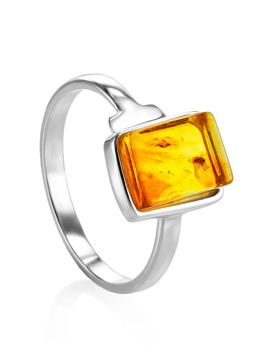 картинка Лаконичное геометричное кольцо из серебра и янтаря с инклюзом «Клио» в онлайн магазине