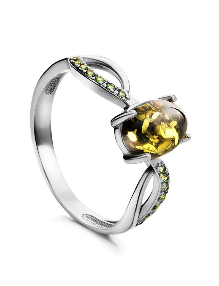 картинка Серебряное кольцо, украшенное натуральным зелёным янтарём и фианитами «Ренессанс» в онлайн магазине
