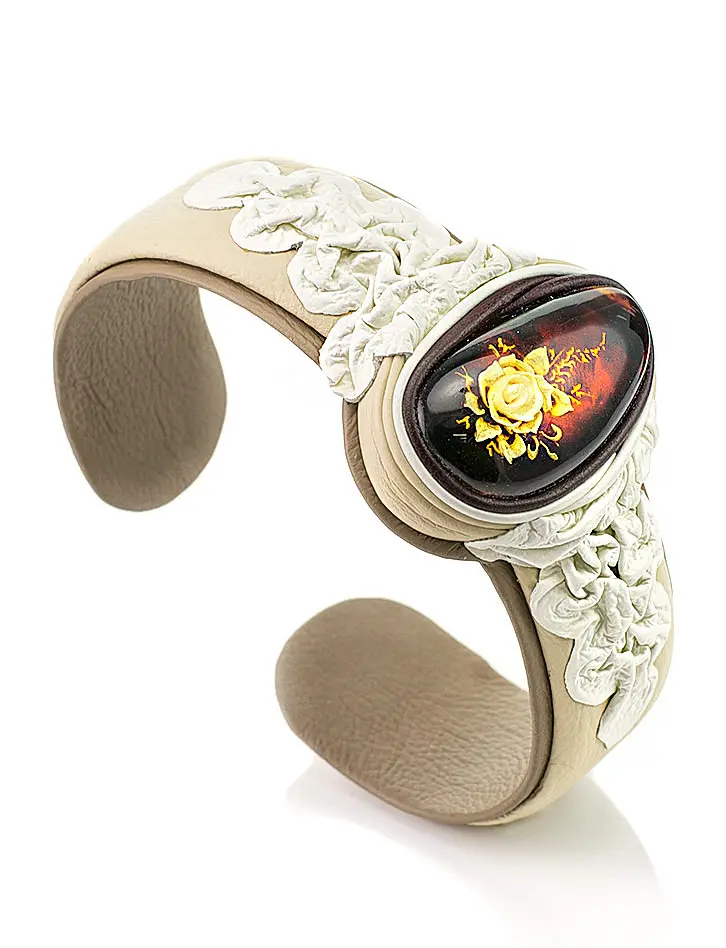 картинка Женственный браслет «Амазонка» украшенный янтарём с резьбой-инталией в онлайн магазине