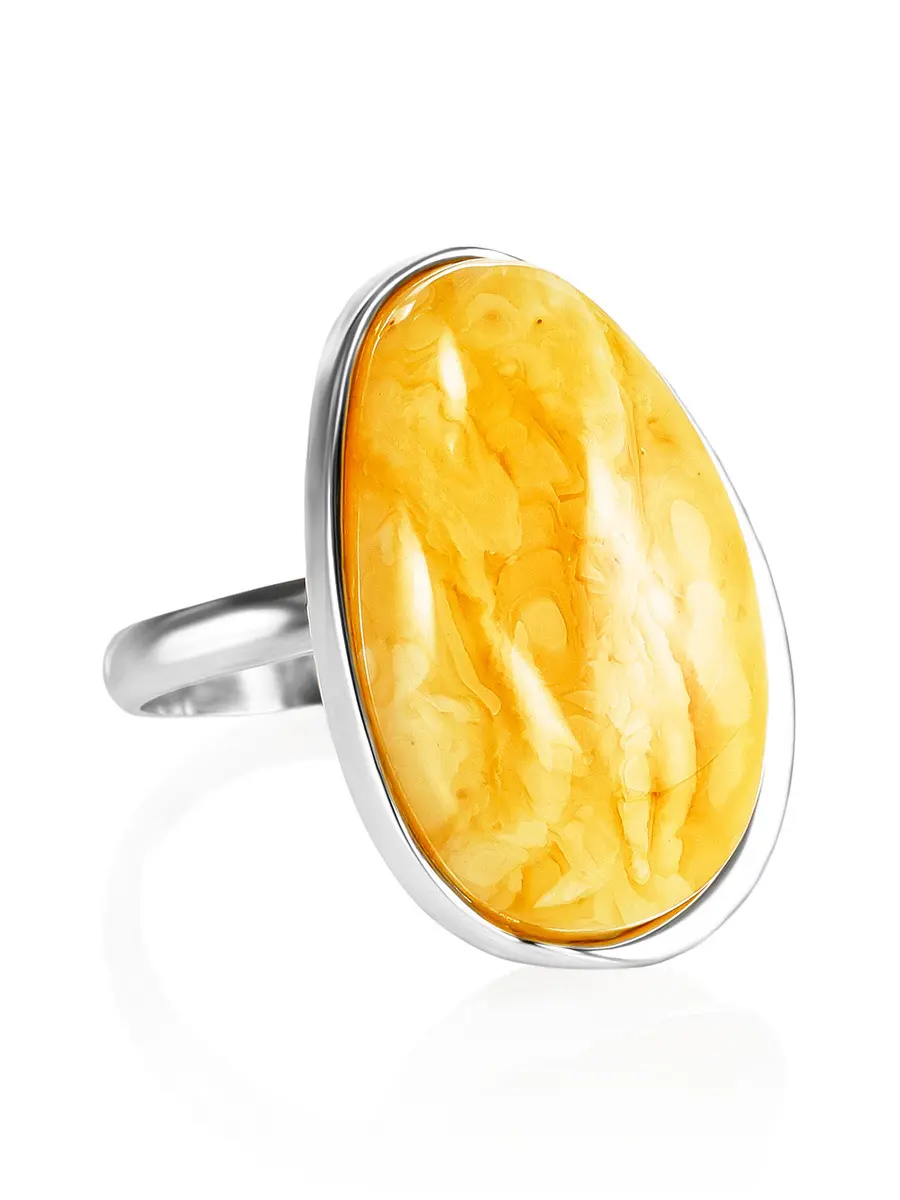 картинка Крупное овальное кольцо из натурального янтаря с красивой текстурой «Лагуна» в онлайн магазине