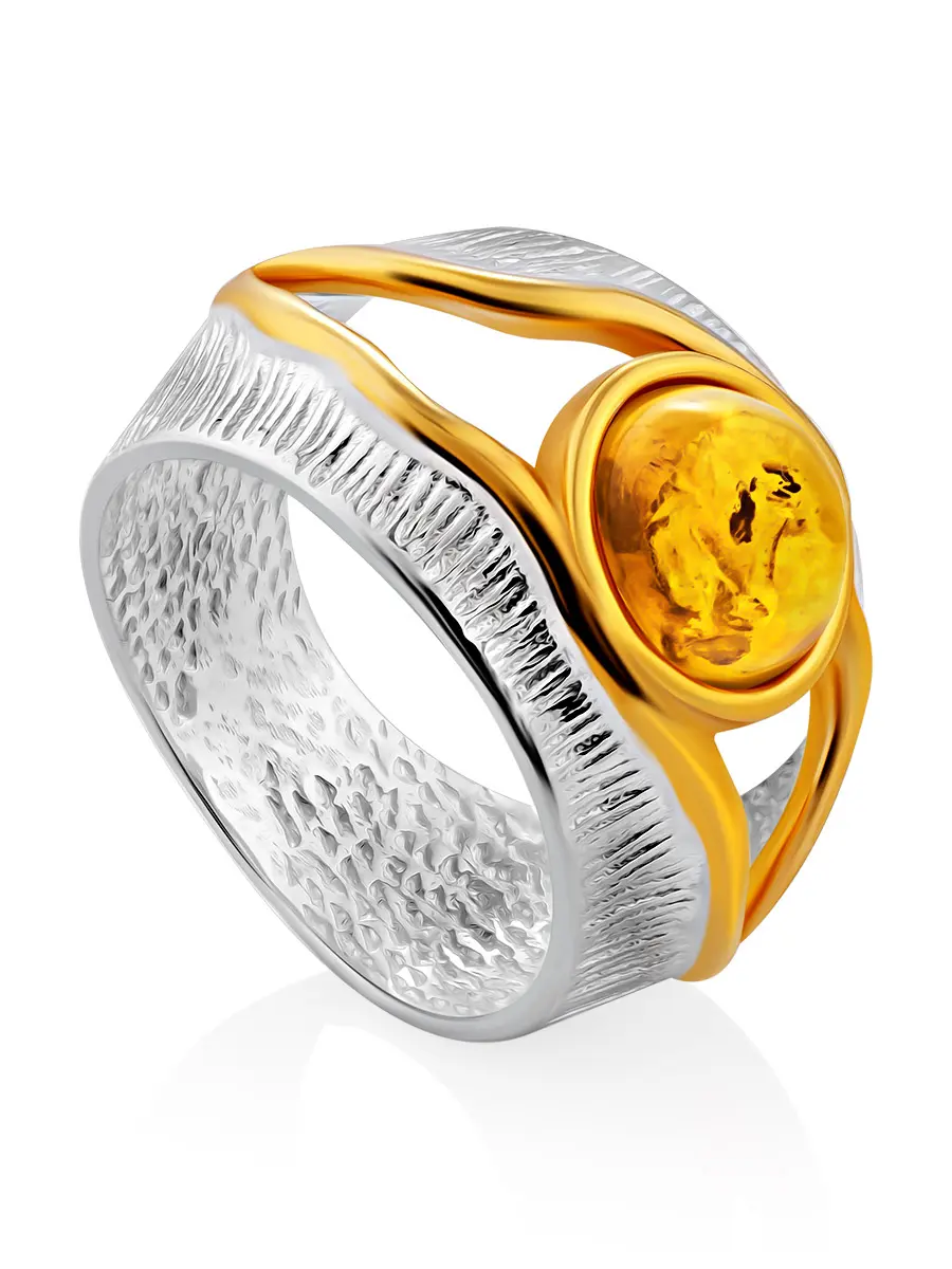 картинка Оригинальное кольцо из фактурного серебра с позолотой, украшенное натуральным янтарём «Претория» в онлайн магазине