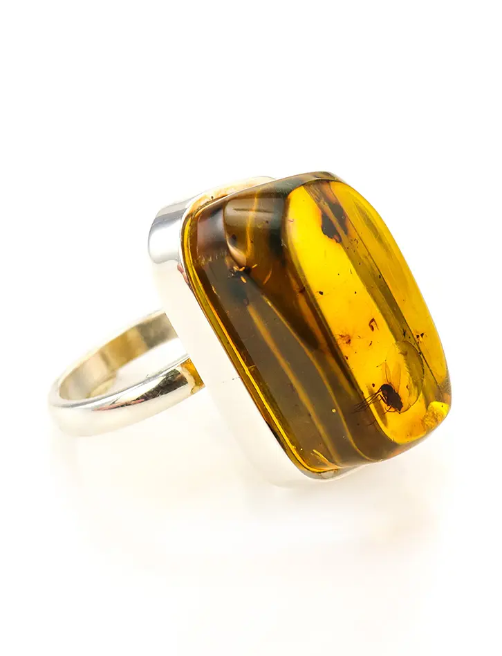 картинка Серебряное кольцо со вставкой из натурального колумбийского янтаря с инклюзом насекомого в онлайн магазине