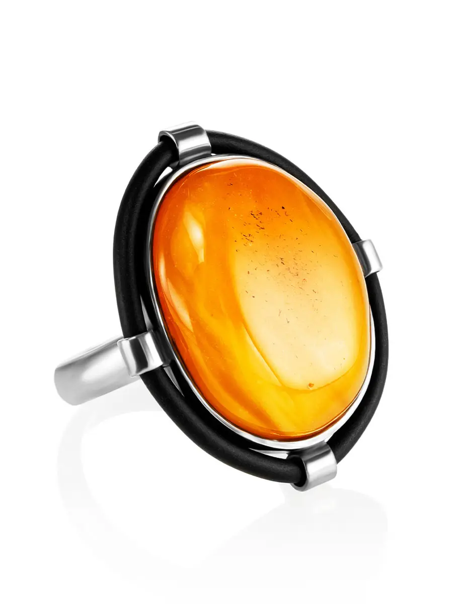 картинка Крупное кольцо из натурального балтийского коньячного янтаря в оправе из серебра и каучука в онлайн магазине