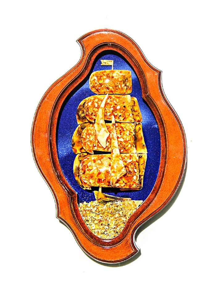 картинка Панно из натурального янтаря на бархате «Парусник» малое в онлайн магазине